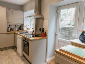LITTLE RED HOLIDAY HOME - 2 Bed House with Free Parking within West Yorkshire, local access to the Peak District