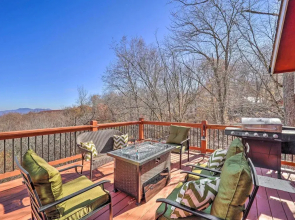 Near Beech Mountain: Crimson Cabin w/ Views
