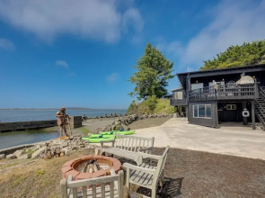 Waterfront Coos Bay Retreat w/ Kayaks!