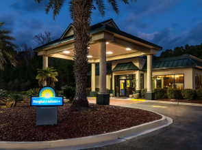 Days Inn by Wyndham Richmond Hill/Savannah