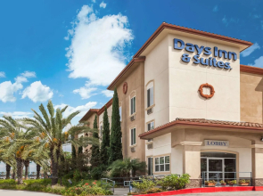 Harbor Inn & Suites