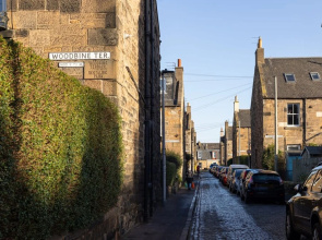 Modern and Jazzy 2 Bedroom House in Edinburgh