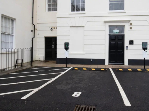 Elliot Oliver - Luxury 2 Bedroom Regency Apartment With Parking & EV Charger