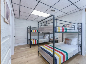 Grand Ole Mountain House: Hot Tub, Air Hockey, Arcade, Fire Pit, Nintendo Game Console