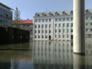 Downtown apartment by the lake