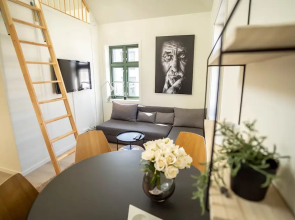 Vibrant Apartment on Bustling Street, Above a Restaurant - Perfect for Tourists,