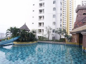 Modern Studio Room at Grand Serpong Apartment By Travelio