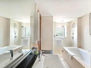 Holiday Inn Qingdao City Centre by IHG