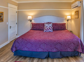Redtail Suites ~ Entire Home ~ Sleeps 12 ~ Tesla Station