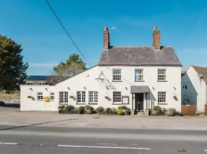 Idyllic Foodie Retreat above Silks Pub