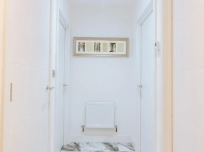 Charming 2-bed Apartment in Purley