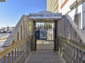 Laketown Wharf 1003, Gulf View, Sleeps 6. Free Fun! Updated! 1 Bedroom Condo by RedAwning