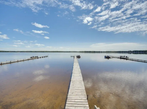 Convenient Cabin w/ Access to 3 Boat Docks!