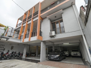 RedDoorz Plus near Dharmawangsa Square 2