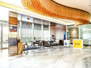 Waves - Chic Studio With Balcony Overlooking City Views