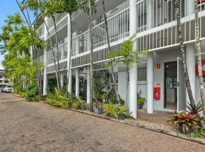 Cairns Tropical Bliss Swim In - Out Apt