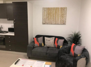 2 bedroom Large Town Centre Apartment FREE Parking