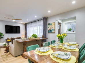 Stylish Chicago Retreat: Walk to Loyola University