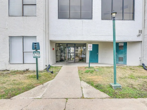 Houston Condo w/ Pool Access ~ 1 Mi to NRG Stadium