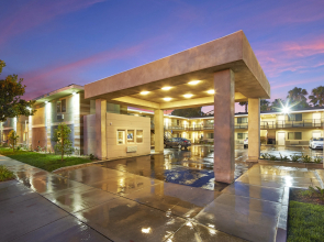 Eden Roc Inn & Suites