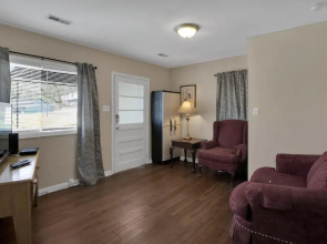 Small 2br East Knox apartment Pet friendly