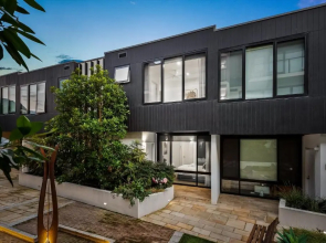 StayCentral Northcote Townhouse With Study