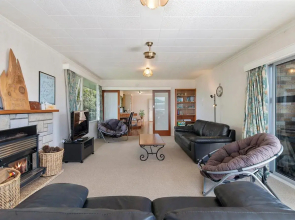 Lofty Lakeviews - Acacia Bay Holiday Home