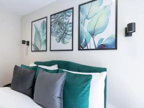 Modern City Apartment - Sleeps 4 & Walk to Arena