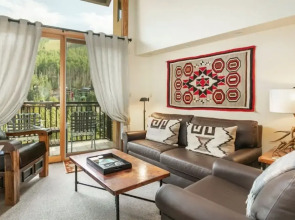 Spacious 3 Bedroom Condo in Lionshead Village - 100 Yards to Lift, Pool, hot Tub!