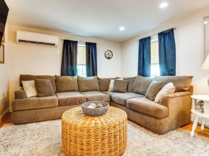 Downtown Ogunquit Home: 1 Mi to Beach!