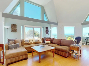 4BR Dog-friendly House w/ Ocean View