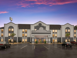 Best Western Bradbury Inn & Suites