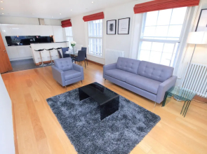 College Green Beautiful Apartment