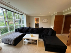 Luxury Apartment In London - Pool Spa & Gym