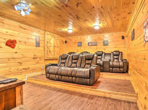 Gatlinburg Cabin w/ Home Theater & Hot Tub!