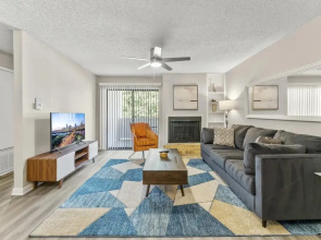 Comfy 1BR Sola King Suite Next to DT w Pool