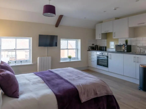 Isabella House - Hereford City Centre Aparthotel, By RentMyHouse