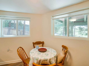 Cozy Crestline Getaway ~ 2 Mi to Lake Gregory
