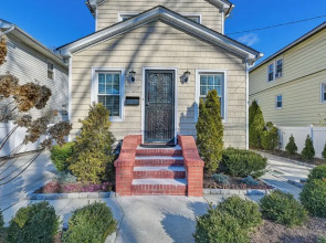 Charming Valley Stream Home: 24 Mi to Central Park