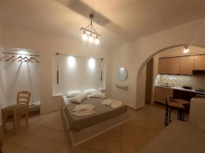 Little Yard Studios & Apartments #6