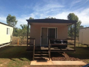 Lazy Lizard Tavern and Caravan Park Cabins