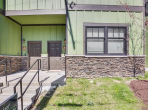 Dtwn Blowing Rock Condo w/ Private Hot Tub!