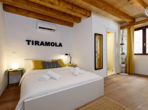 Apartments & Rooms Tiramola