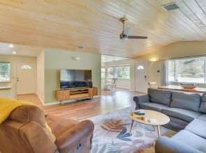 Gateway to Yosemite: Group-friendly Groveland Home