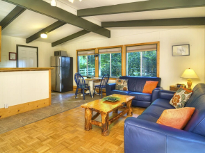 Riverside Ranch - Two Bedroom Bungalow with Hot Tub