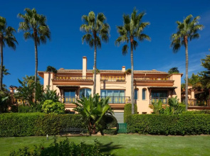 Cubo's Luxury Beach Front Duplex Puerto Banús