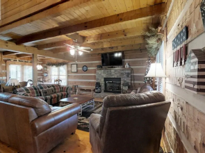 Dogwood Acre 3 Bedroom Cabin by RedAwning
