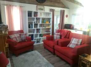 House - Sleeps 2, pet Friendly & Free Parking