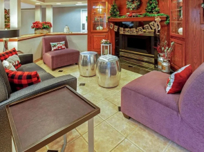 La Quinta Inn And Suites Milwaukee Delafield