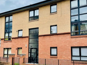 Modern 2 Bedroom Apartment With Free Parking